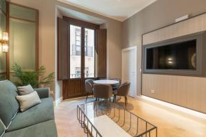 BiBo Suites Palacio de Portago的电视和/或娱乐中心