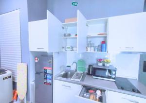 Η κουζίνα ή μικρή κουζίνα στο Beauty Cybersquare Ensuite with Pool View #CS2