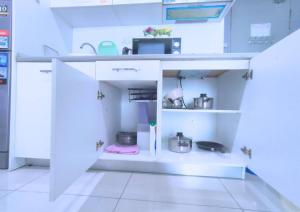 Η κουζίνα ή μικρή κουζίνα στο Beauty Cybersquare Ensuite with Pool View #CS2