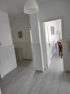 um quarto vazio com um corredor com uma porta aberta em Apartamento Area Pequena Ézaro em Ézaro
