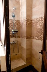 y baño con ducha con cabezal de ducha. en 2 комнатная квартира, по суточно, напротив ТД Сырымбет, en Kokshetau