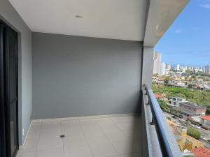 um quarto com uma varanda com vista para a cidade em Quarto 50m2 próximo shopping Salvador em Salvador