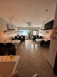 um restaurante com mesas e cadeiras num quarto em Familienfreundliche FeWo für 6 Personen em Bremerhaven