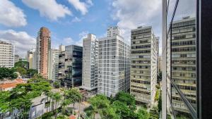 vistas a una ciudad con edificios altos en Flat em Hotel 4 estrelas - Alameda Lorena, en São Paulo