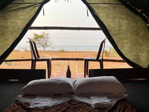 Postel nebo postele na pokoji v ubytování Delft Jungle Beachfront Villa