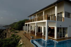 Bazén v ubytování Land's End Villa nebo v jeho okolí + 20 fotografií