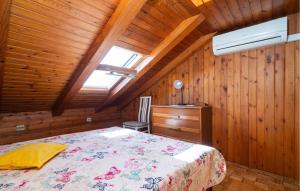 um quarto com uma cama num chalé de madeira em 1 Bedroom Lovely Apartment In Dubrovnik em Dubrovnik
