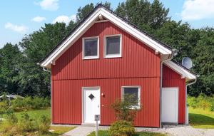 a red barn with a white door at Gorgeous Home In Krems Ii-warderbrck With Sauna in Göls