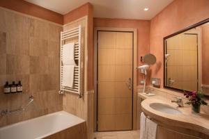 維拉諾瓦的住宿－博洛尼亞維拉諾瓦NH酒店，带浴缸和盥洗盆的浴室