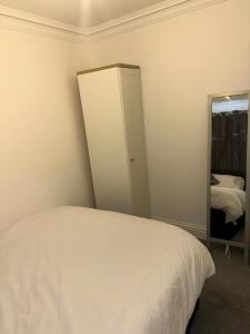 Double Room in a cosy house in Pitsea房間的床