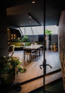 uma sala de jantar com uma mesa e cadeiras num quarto em Yalo Urban Boutique Hotel Gent em Gante