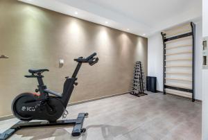 a room with a gym with a exercise bike at Residenz am Balmer See - Kleine Auszeit - BS 21 mit Wellnessbereich in Balm
