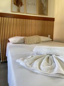 two beds with white towels on top of them at Recanto Fiel in Itacaré