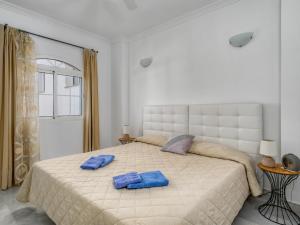 En eller flere senge i et værelse på Apartment Las Brisas Estepona Golf by Interhome