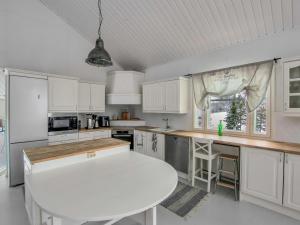 una cucina con tavolo bianco e piano di lavoro bianco di Holiday Home Vikdal by Interhome a Karuna