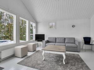 un soggiorno con divano e tavolo di Holiday Home Vikdal by Interhome a Karuna