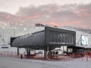 une station de ski avec une remontée mécanique dans la neige dans l'établissement Holiday Home Cranberry c4 by Interhome, à Sirkka