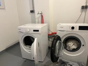 eine Waschmaschine und eine Waschmaschine im Zimmer in der Unterkunft Monteurzimmer Im Kraichtal! By Simplex in Kraichtal