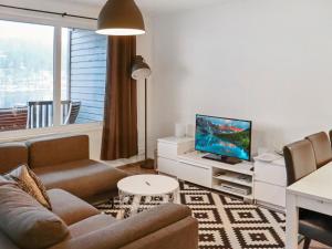 TV a/nebo společenská místnost v ubytování Holiday Home Lakevillas b4 price includes 4 ski passe by Interhome