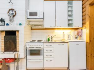 Kuchyň nebo kuchyňský kout v ubytování Holiday Home Tuunaantupa 2 f by Interhome