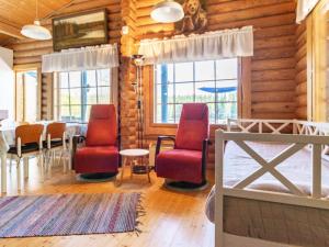 een kamer met 2 stoelen, een tafel en ramen bij Holiday Home Villa siniranta by Interhome in Parkano