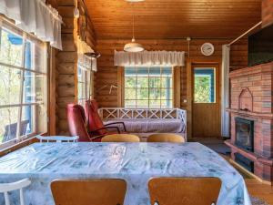 een eetkamer met een tafel en een open haard bij Holiday Home Villa siniranta by Interhome in Parkano