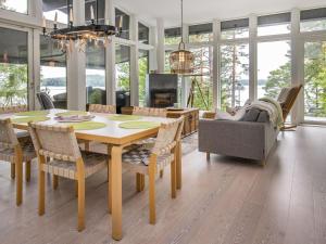 ein Esszimmer und ein Wohnzimmer mit einem Tisch und einem Sofa in der Unterkunft Holiday Home Villa katarina by Interhome in Nauvo
