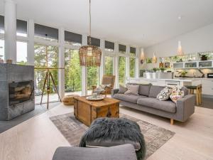 ein Wohnzimmer mit Couch und Kamin in der Unterkunft Holiday Home Villa katarina by Interhome in Nauvo