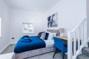 sypialnia z łóżkiem, biurkiem i schodami w obiekcie The Binding House w mieście Hull