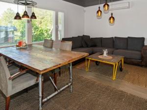 sala de estar con mesa de madera y sofá en Holiday Home Lisan ranta by Interhome, en Toijala