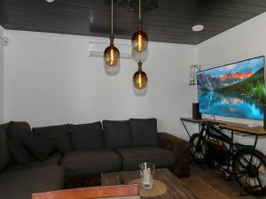 uma sala de estar com um sofá e uma TV de tela plana em Holiday Home Lisan ranta by Interhome em Toijala