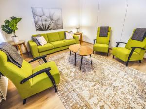salon z zielonymi meblami i dywanem w obiekcie Holiday Home Mäntyranta 4 by Interhome w mieście Punkaharju