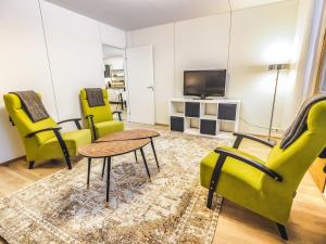 salon z krzesłami, stołem i telewizorem w obiekcie Holiday Home Mäntyranta 4 by Interhome w mieście Punkaharju
