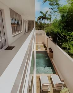 a swimming pool on the balcony of a house at Familia Pansini casa na Pipa in Pipa