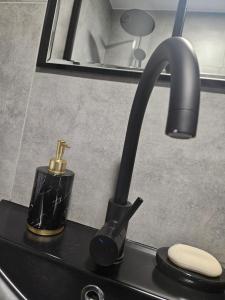 czarna umywalka z kranem i toaleta w obiekcie Apartament Diselvio w Nowym Targu