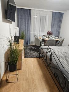 sypialnia z łóżkiem i stołem z krzesłami w obiekcie Apartament Diselvio w Nowym Targu