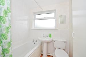 桑當的住宿－162 Sandown Bay Holiday Park，白色的浴室设有水槽和卫生间。