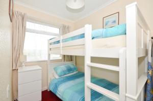 162 Sandown Bay Holiday Park emeletes ágyai egy szobában