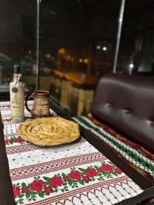una mesa con un plato de comida y una botella en Diamond Hotel en Chisináu