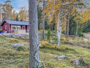 uma casa vermelha no meio de uma floresta em Holiday Home Villa haave by Interhome 