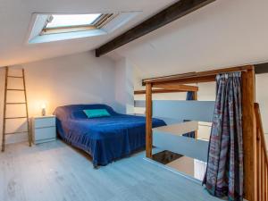 een slaapkamer met een stapelbed en een blauw dekbed bij Apartment Les Terrasses Notre Dame du Port-9 by Interhome in Capbreton
