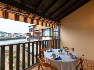 een eetkamer met een tafel en een balkon bij Apartment Les Terrasses Notre Dame du Port-9 by Interhome in Capbreton