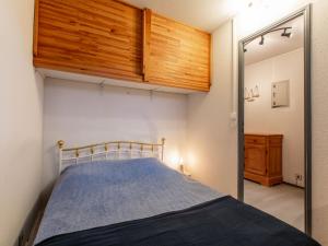 een slaapkamer met een bed en een glazen schuifdeur bij Apartment Les Terrasses Notre Dame du Port-9 by Interhome in Capbreton