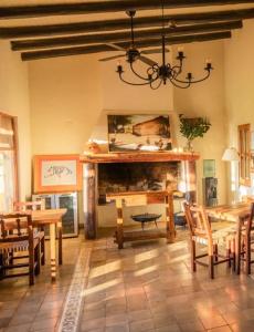 克隆尼亞卡洛斯佩雷格里尼的住宿－Casa de Esteros，一间带桌椅和吊灯的用餐室
