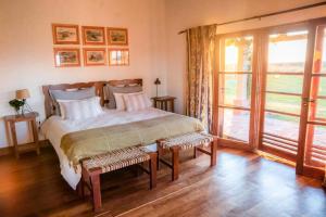 克隆尼亞卡洛斯佩雷格里尼的住宿－Casa de Esteros，一间卧室设有一张床和一个大窗户