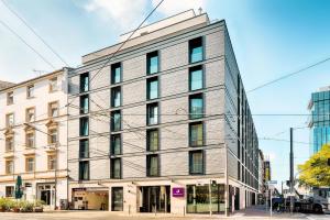 een hoog gebouw in een stadsstraat met bij Premier Inn Frankfurt City Europaviertel in Frankfurt am Main