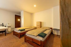 1 dormitorio con 2 camas y vestidor en Hostel u Arény en Ostrava