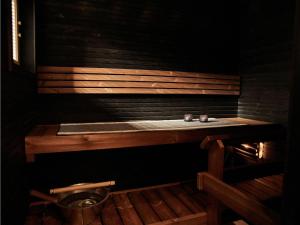 una sauna con 2 zapatillas en un banco de madera en Holiday Home Taimi a by Interhome, en Napapiiri