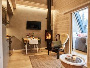 1 dormitorio y sala de estar con chimenea. en Holiday Home Taimi a by Interhome, en Napapiiri