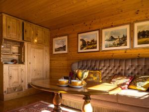 uma sala de estar com um sofá e uma mesa em Holiday Home Laderen 7 by Interhome em Oberegg